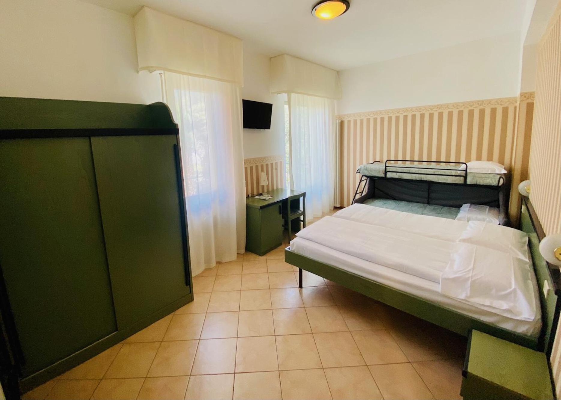 מאלצ'סינה Hotel Ideal מראה חיצוני תמונה