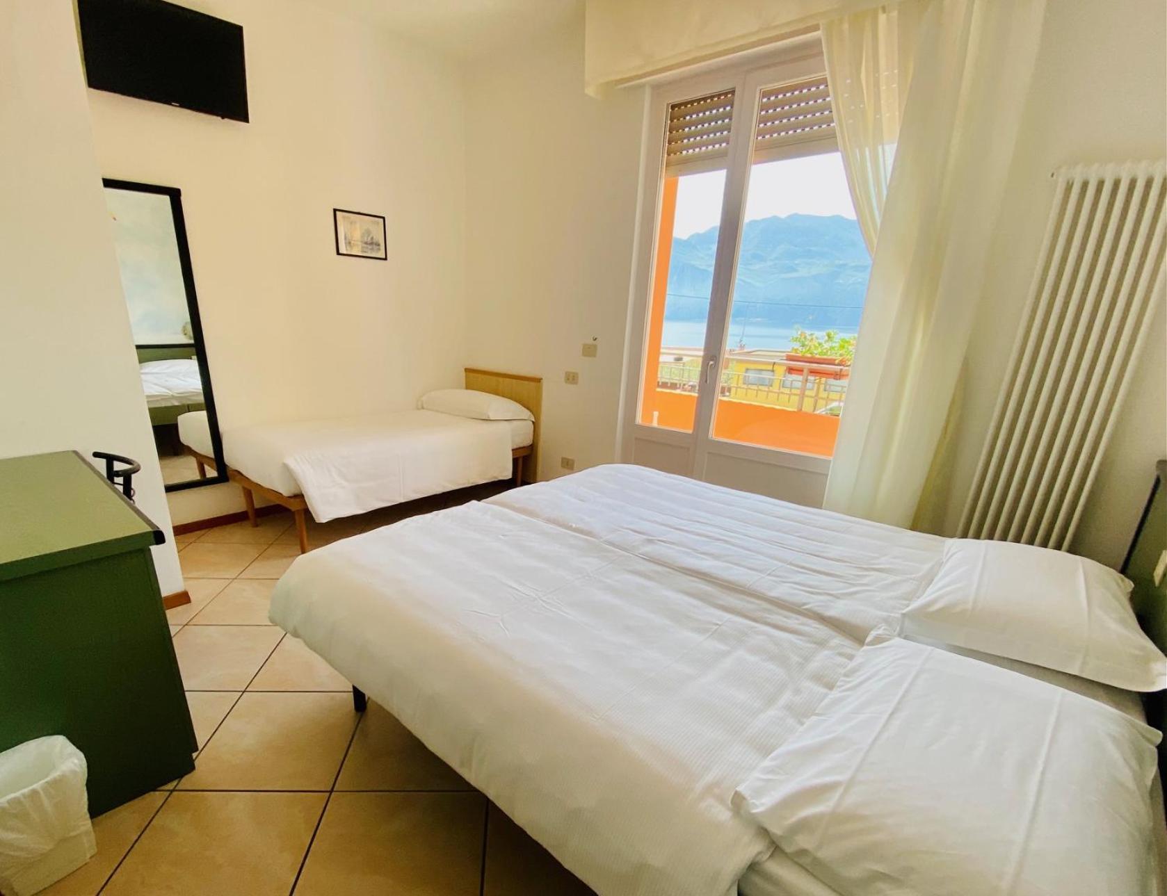 מאלצ'סינה Hotel Ideal מראה חיצוני תמונה
