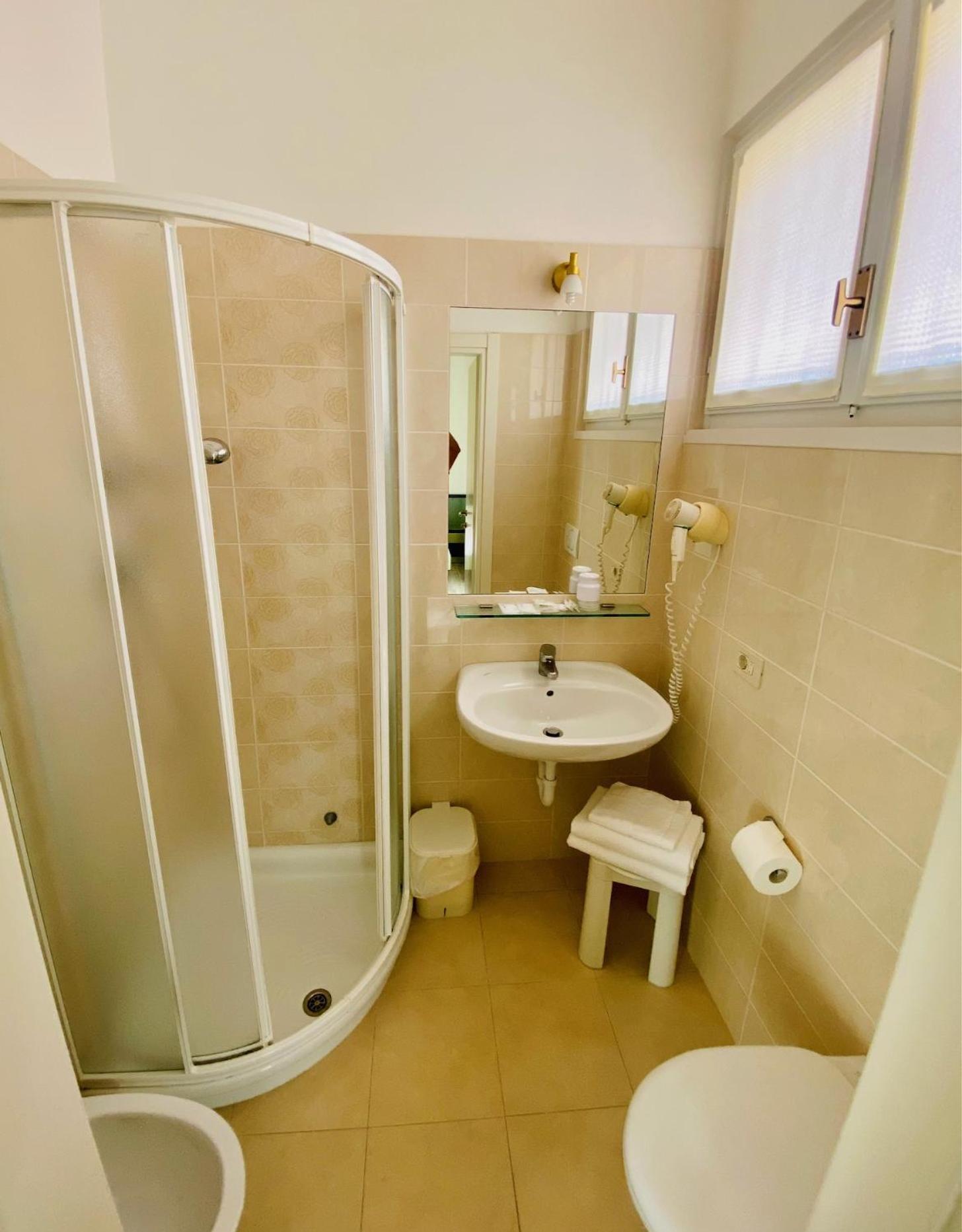 מאלצ'סינה Hotel Ideal מראה חיצוני תמונה