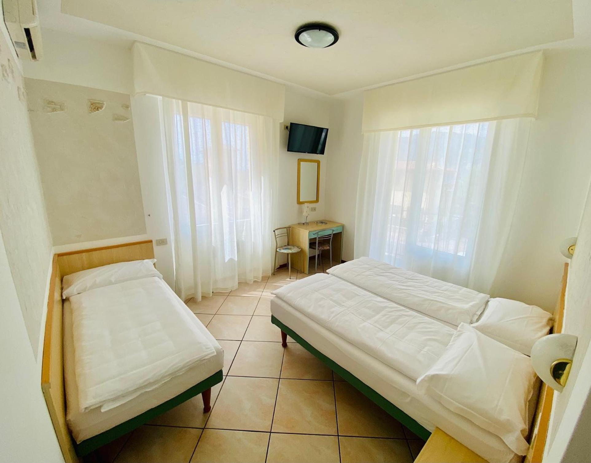 מאלצ'סינה Hotel Ideal מראה חיצוני תמונה