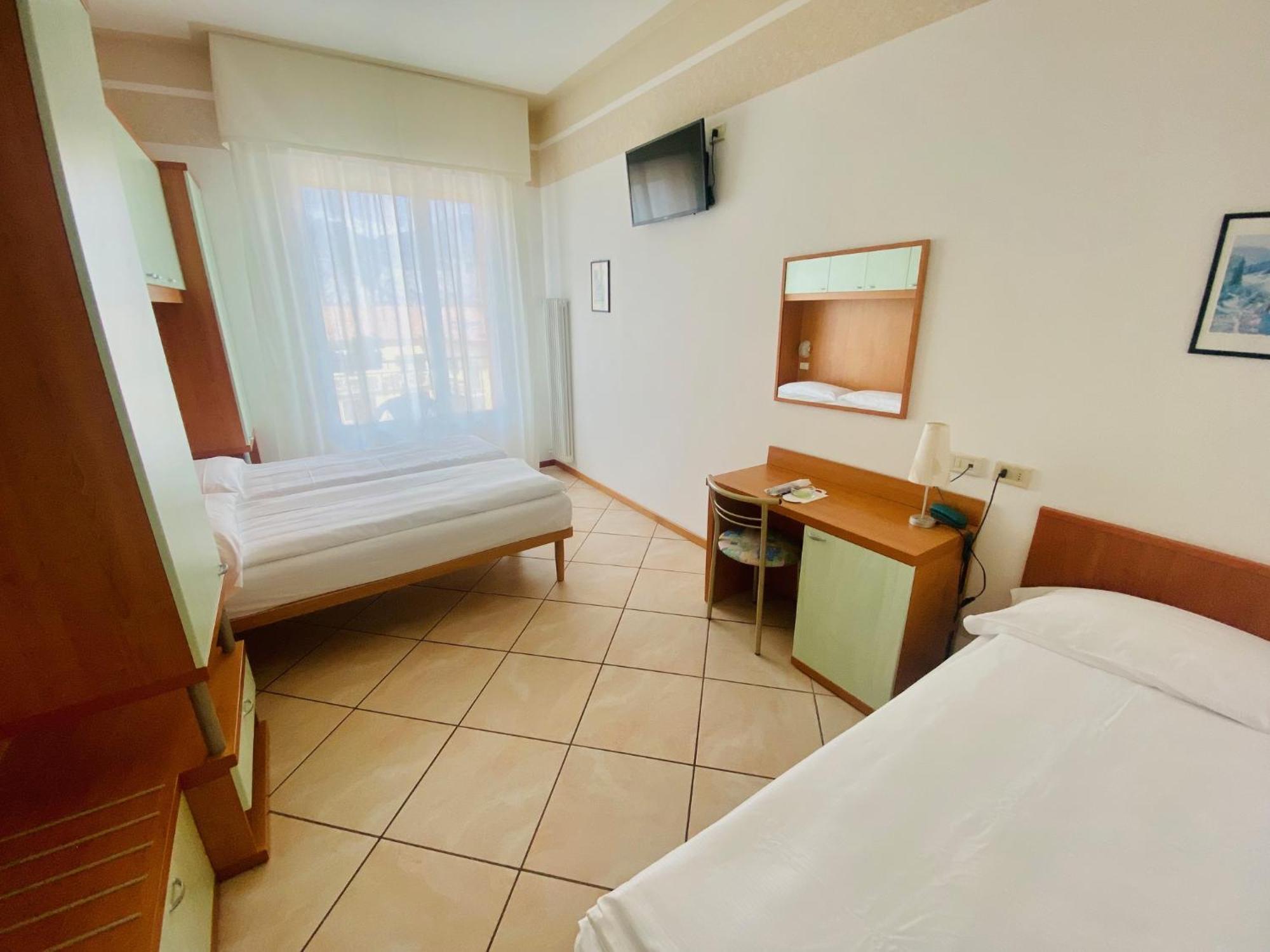 מאלצ'סינה Hotel Ideal מראה חיצוני תמונה