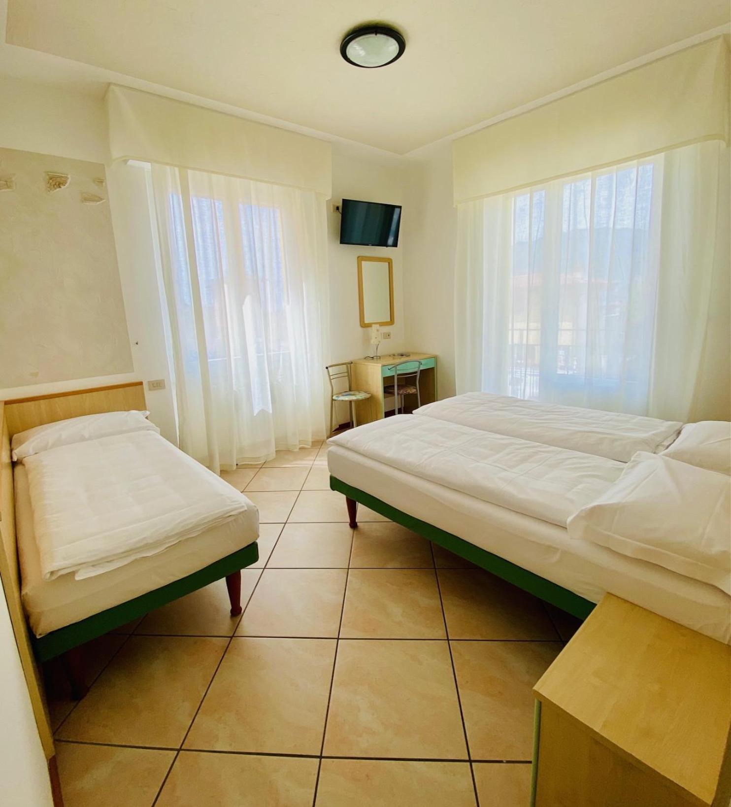 מאלצ'סינה Hotel Ideal מראה חיצוני תמונה